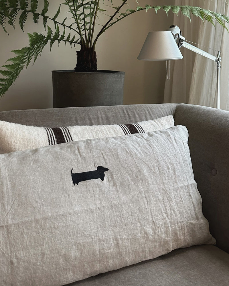 100% linen art cushion - le chien, natural