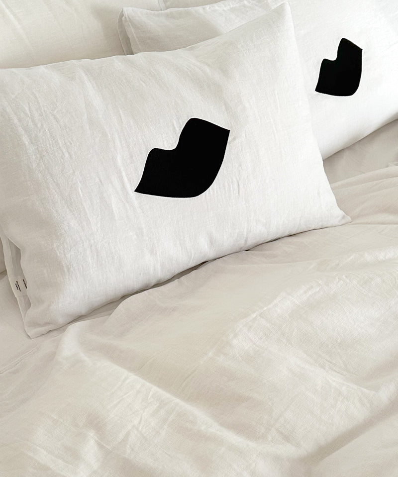 mydeerart_cushion_white_reversible_bisousblack.jpg